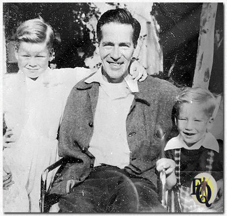 Hugh op een reis met het gezin naar San Juan Capistrano op de foto met zoon Jeff (links) en Chris (rechts).