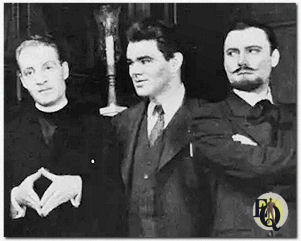 George Mathews (midden) als 'Doc' Ferris in "Cuckoos on the Hearth" (Morosco Theater, 16 september 1941 - 3 januari 1942).