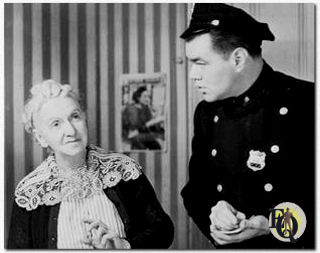 (van L naar R) Mabel Paige als Mrs. Garnet en George Mathews als Joe in "Out of the Frying Pan" (11 feb 1941 - 10 mei 1941).