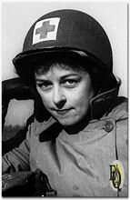 Mary Hayneworth in 1944 in haar velduitrusting van verpleegster bij het Rode Kruis.