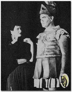  Helen Shields als Theodote and George Mathews als Pausanias in "Barefoot in Athens" (Martin Beck Theatre, 31 okt. - 24 nov. 1951).