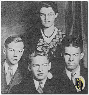 Het debatteam van de Muskegon High dat in 1932 een staatskampioenschap won - gecoacht door mevrouw Frances Thomas, met onder andere (L-R) William Shorrock, Kenneth Dryer en Harry Bratsburg.