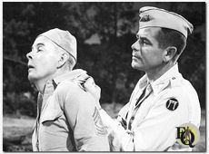 Glenn Ford (R) die Harry Morgan bij de lurven vat  (L) in "The Teahouse of August Moon" (1956).