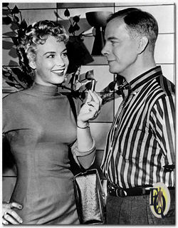 "December Bride" (CBS-Desilu, 1954-1959) Barbara Eden en Harry Morgan in de aflevering "The Other Woman", uitgezonden op 9 dec 1957.
