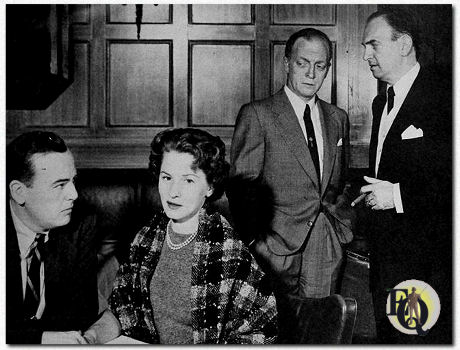 "This is Nora Drake" was te horen op CBS radio (april 1954). Hier zie je Bill Quinn als Fred Molina, Joan Tomkins als Nora Drake, Everett Sloane als Lee King en Santos Ortega als Dan Welch.