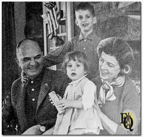 "Omringd door een liefhebbende vrouw en de vrolijke lach van jonge kinderen is Santos Ortega een heel gelukkig man." (april 1964)