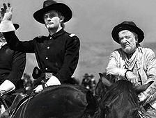 Hier zien we Charley Errol Flynn (en Olivia De Havilland) bijstaan in "They Died with Their Boots On" een western uit 1941 geregisseerd door Raoul Walsh. 