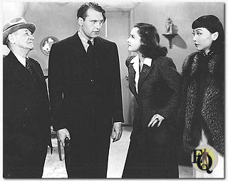 Van links naar rechts: Grapewin, Ralph Bellamy (Ellery Queen), Margaret Lindsay (Nikki Porter) en Anna May Wong in "Ellery Queen and The Penthouse Murder" (1941).