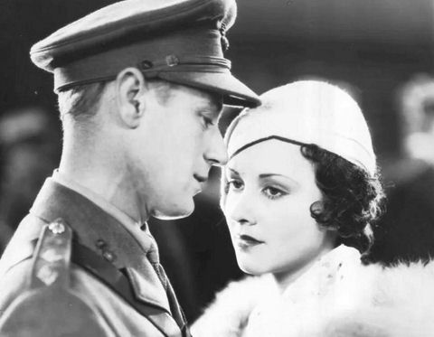 Leslie Howard tegenover Margaret Lindsay in "Captured!" (Warner Bros., 18 aug 1933)