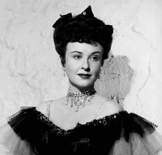 Margaret Lindsay in de rol van een zwoele "Gay Nineties showgirl" in Universal's "Vigilantes Return", een opwindend saga aan de Montana grenslijn (1947).