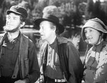 Arthur Aylesworth, Charles Grapewin en Brenda Fowler kijken hoe de boot Walter Houston, James Stewart en Beulah Bondi tot in hun dorp brengt in MGM's "Of Human Heart" (aka "Benefits Forgot") (1938) geregisseerd door Clarence Brown, en geproduceerd door John W. Considine Jr.