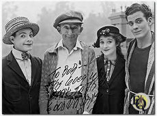 Van links naar rechts Eddie Quillan met regisseur Larry Semon, Alice Day en Danny O'Shea. De acteurs waren te zien in "Pass The Dumplings" en "The Plumber's Daughter" (1927).