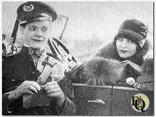  In "Love in a Police Station" (Dec 1927) blies Sennett zijn iconische Keystone Kops nieuw leven in. Eddie, hier te zien met Madeline Hurlock, speelde een verkeersagent, een baan die niet bestond toen de vorige Keystone Kops er nog waren!