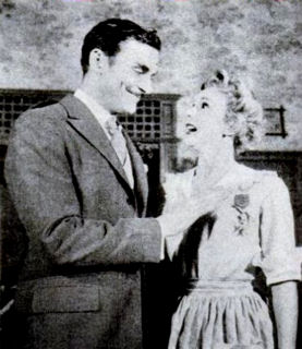 Richard Hart en Eva Gabor in "The Happy Time": Een liefdeshinderlaag wordt opgezet door Nonkel Desmonde terwijl hij, de mooie Mignonette, één van zijn vele medailles opspeldt. Zij is een vaudeville acrobate die meid werd, en haar charmes beginnen hem te raken...