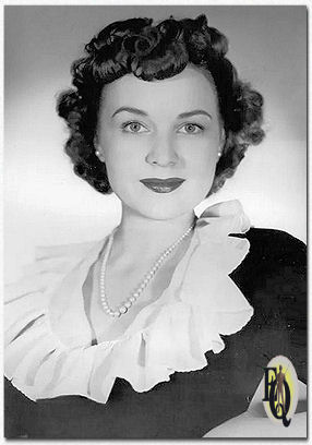 Publiciteitsfoto voor het NBC radioprogramma "The Adventures of Ellery Queen" (1944) met de mooie Marian Shockley.