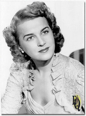  Queen krijgt een nieuwe secretaresse. Gertrude Warner is de nieuwe Nikki Porter, secretaresse en vertrouwelinge van de gentleman-speurder Ellery Queen in "The Adventures of Ellery Queen", elke woensdag op CBS (CBS, 12 jul 1945).