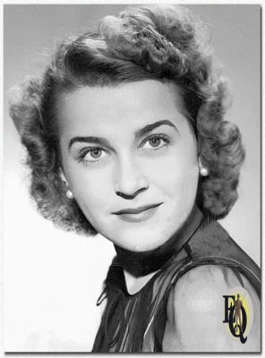  Queen krijgt een nieuwe secretaresse. Gertrude Warner is de nieuwe Nikki Porter, secretaresse en vertrouwelinge van de gentleman-speurder Ellery Queen in "The Adventures of Ellery Queen", elke woensdag op CBS (CBS, 12 jul 1945).