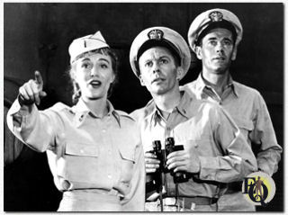 (L-R) Jocelyn Brando, David Wayne en Henry Fonda in het toneelstuk "Mr. Roberts" (Alvin Theatre, 18 feb 1948 - 6 jan 1951). Hierin speelt David Wayne de rol van Frank Thurlowe Pulver, de vroegwijze marineofficier.