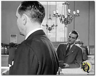 Detail uit de film "The Best Years of Our Lives" (RKO Radio Pictures, 21 nov 1946) waarin Dobkin een klant met hoed in de bank speelde.