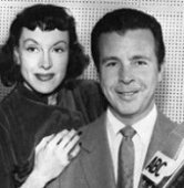 Dick Powell en Virgina Gregg gedurende hun run op ABC van "Richard Diamond" vanuit de KECA Studio X in Hollywood