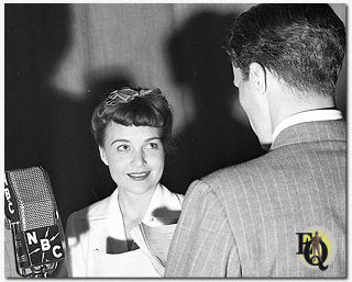 Marion als Nikki tegenover Carleton Young (Ellery Queen) op een foto van episode 92 "The Midnight Visitor" (1942)