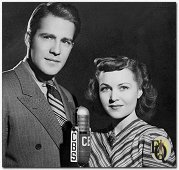 Hugh Marlowe en Marion Shockley verschijnen voor een CBS-microfoon om de" Adventures of Ellery Queen" te promoten