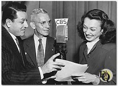 Warren Hull, Parks Johnson (Toen the Vox Poppers te gast waren als armchair detectives) met Charlotte Keane voor de CBS microfoon, (21 aug 1946).