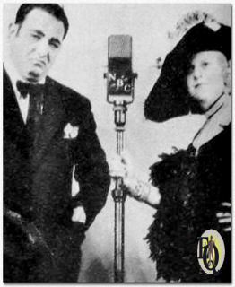 Teddy Bergman en Francis Arms in de rol van Mr. en Mrs. Rubinoff op het "Chase & Sanborn Hour" ("Radio Stars", april 1934).