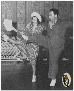  Irene Noblette gaat een weddingschap aan met Stooge Teddy Bergman dat ze hoger kan schoppen dan hij. Zulke scènes komen in alle komedieprogramma's voor, en vooral in de leuke "Tim en Irene" uitzending. ("Radio Guide", juli 1938)
