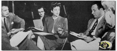 Het moment van de gedaanteverandering: Brice (midden) wordt Baby Snooks met hulp van (van L naar R) Papa Hanley Stafford, script meisje Ruth Hahn, Alan Reed (Mr. Wemish, Papa's baas) en Arlene Harris (Mama) (1947)