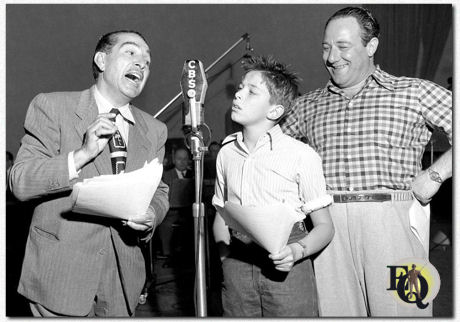 "Life with Luigi", een radioprogramma van CBS. (L-R), J. Carrol Naish (als Luigi) en Alan Reed, Jr. (als Jimmy O'Connor), bespreken Luigi's financiële zaken. Rechts Alan Reed Sr. (als Pasquale). (19 oktober 1948)