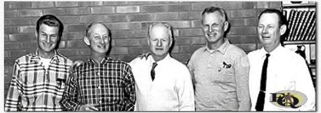 Familie portret van de Allen broers, Lee (uiterst links) en Austin (uiterst rechts) stonden ook bekend als "The Chattanooga Boys"
