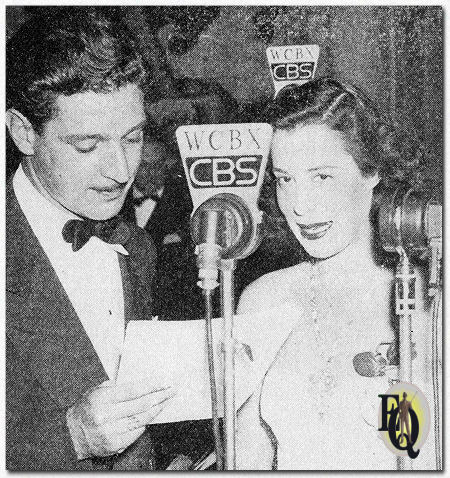 Kenneth Roberts announces Kittly Carlisle at a party where her songs were one of the party's biggest hits. (Cinelandia, 1941)