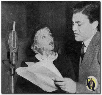 Mae Murray met Sydney Smith tijdens een uitzending van "Your Unseen Friend" (1937) .