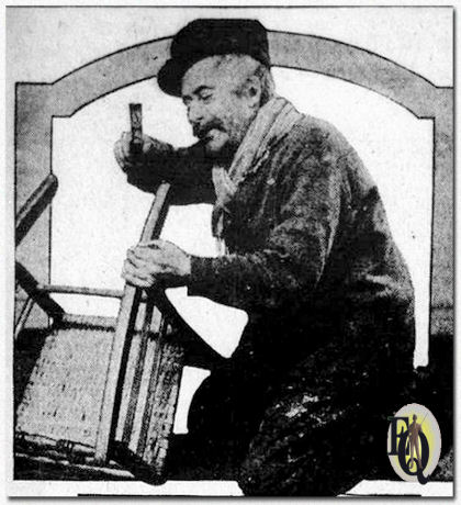Hier hebben we "Inchy Spencer", gespeeld door Robert Strauss in de Stebbins Boys sketches, betrapt met een zeldzaam moment van activiteit. Inchy blijkt een van de populairste personages te zijn in dit nachtelijke entertainment van WJZ. Volgers van de serie vinden Inchy's serieuze poging om werk te vermijden erg interessant. Strauss speelt ook de rol van "Pink Freeze" in Lulu Volmer's Moonshine and Honeysuckle, een wekelijkse NBC-presentatie. (19 april 1932)