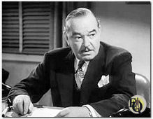 Guy Usher in "The Devil Bat" (1940) waarin hij een typische zakenman speelde die achter zijn bureel bevelen uitvaardigde.
