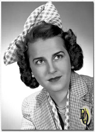 Gertrude Warner poseert voor modefoto's in New York City. Ze vertolkt Mrs. Miniver in het radioprogramma "Mrs. Miniver", gebaseerd op het boek van schrijfster Jan Struther. (27 jan 1944)