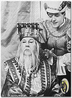 David Wayne als "Kublai Khan" met Hal Holbrook in "Marco Millions" (Anta Washington Square Theatre, 20 feb - 18 jun 1964)