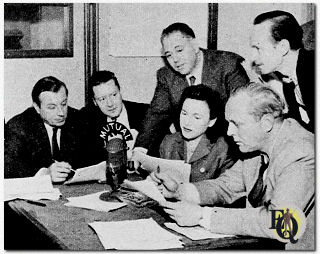 Te beginnen in 1949 was Bill Zuckert ook te horen in "Gang Busters", de show die zich kon beroepen op een all-star cast. Neerzittend (L naar R): Larry Haines, Ken Lynch, Bob Haag, Bryna Raeburn, Bill Zuckert. Staand: regisseur Leonard Bass en omroeper Russ Dunbar. Deze foto genomen ter gelegenheid van de "TV Radio Mirror" Award Winners, 1955-56 waar ze wonnen voor favoriete Radio Mystery-Adventure Program.